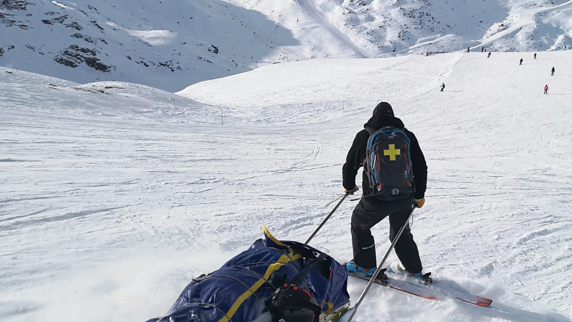 DESCENTE TRAINEAU PISTEUR